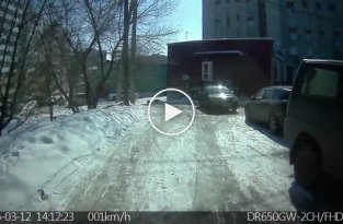 Девушка перепутала педали газа и тормоза в Хабаровске возле автосервиса