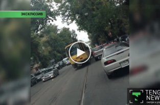 Трамвай протаранил 14 машин в Алматы