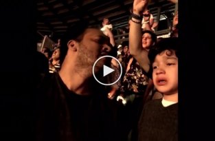 Отец привел страдающего аутизмом сына на концерт его любимой группы