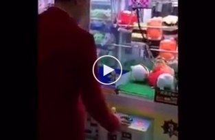 Китайский разоритель автоматов с игрушками