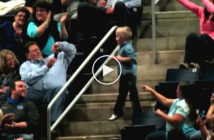 Маленький мальчик заставил зрительниц стадиона визжать от восторга