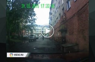 Момент обрушения подъезда пятиэтажки в Междуреченске попал на видео