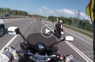 Мотоциклист уходит от столкновения
