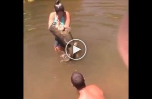 Девушка поймала руками большую рыбу