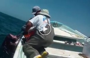 Рыбаки поймали огромную рыбу  