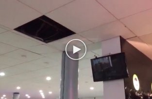 Новосибирский аэропорт заливает водой