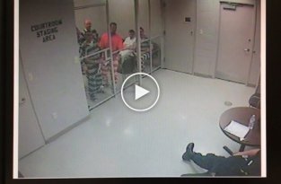 В сети появилось видео спасения заключенными охранника  