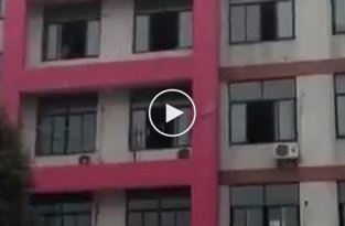 Двое китайских студентов выпрыгнули с балкона, после того как не сдали экзамены