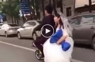 Берегите любимых жених уронил невесту со скутера и не заметил этого  