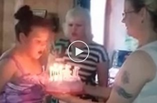 Женщины поздравили девочку с Днем рождения 