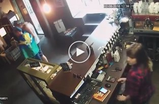 Камеры наблюдения сняли десантников, громящих кафе в Москве
