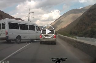 Микроавтобус с пассажирами перевернулся в Киргизии