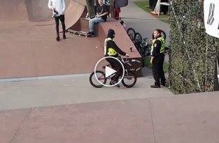Охранник отобрал велосипед и показал крутой трюк 