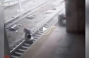 Полицейский спас самоубийцу с железнодорожных путей