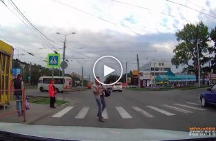 В Барнауле лютый пешеход напал на машину