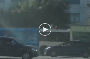 В Челябинске неадекватный пассажир устроил драку на крыше автобуса