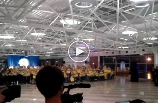 Как герои-паралимпийцы пели гимн Украины в аэропорту