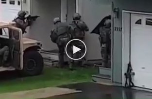 Бравый американский спецназ пытается выбить дверь