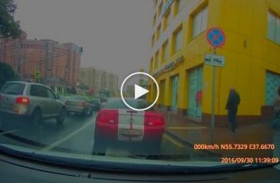 В Москве Ford Mustang врезался в троллейбус
