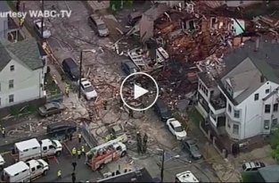 В США мощный взрыв уничтожил два дома