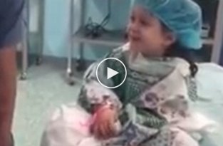 Анестезиолог приподнимает настроение маленькой девочке перед операцией 