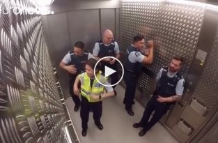 Новозеландские полицейские устроили шоу в лифте своего участка