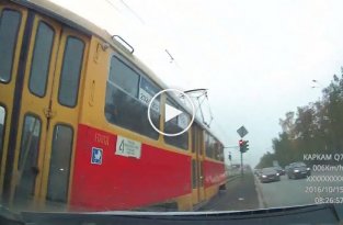 В Екатеринбурге женщина столкнулась с трамваем