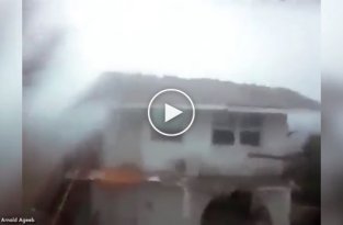 Ураган Мэтью сорвал крышу с дома 