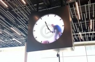 Любопытный часы в аэропорту Схипхол от голландского художника Маартен Баас