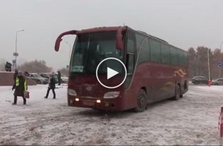 На автовокзале в Челябинске автобус насмерть сбил девушку