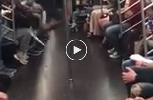 Темнокожие танцоры устроили потрясающее шоу в Нью-Йорском метро