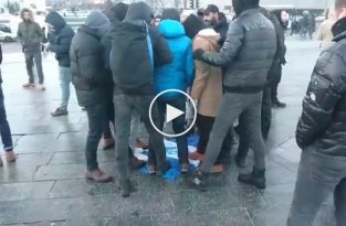 Турецкие фанаты в Киеве потоптались на флаге Динамо