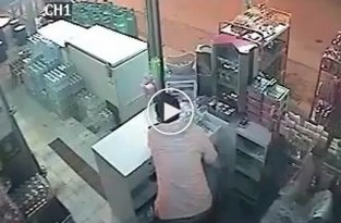 В Таиланде продавец магазина чудом спасся