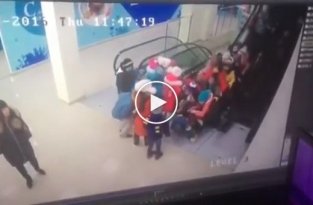 В Ставрополе затянуло школьников под эскалатор