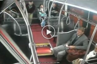 Смелый пассажир автобуса, смог дать отпор грабителю