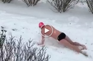 Спортсмены устроили заплыв в снегу после отмены соревнований