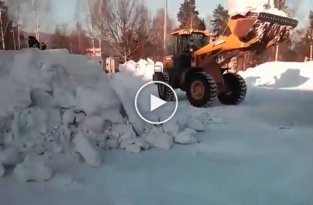 Коммунальщики сносят ледовый городок с играющими детьми
