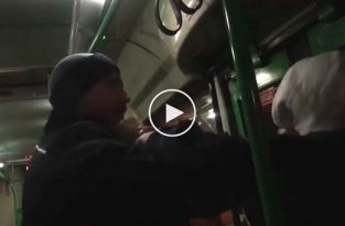 Автобусная драка дедуля против матершинника