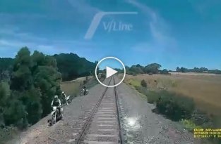 Машинист не мог поверить своим глазам, когда увидел происходящее на железнодорожных путях
