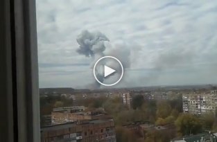 Очевидцы показали мощный взрыв в Донецке, на заводе химических изделий