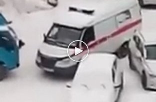 В Новосибирске водитель грузовика не стал пропускать скорую