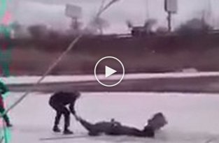 Полицейские спасли рыбака на Иорданском озере рискуя провалится самим под лед