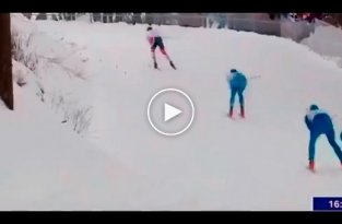 Эпичное падение лидеров гонки помогло российским лыжникам одержать победу