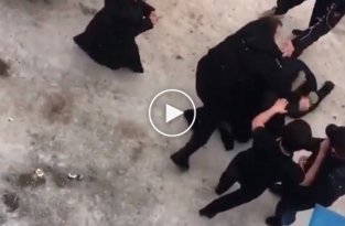 Драка полицейских с местными жителями в Дагестане