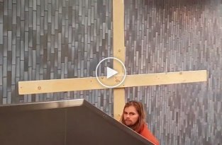 Немец в образе Иисуса Христа застрял на эскалаторе из-за большого креста