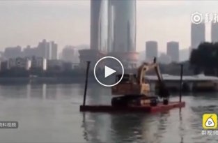 Китаец чуть не утонул, решив переплыть реку на экскаваторе