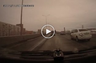 В Тюмени Матиз столкнулся с отбойником и автобусом