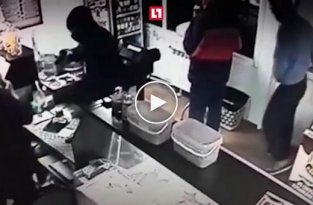 В Волгограде мужчина вытолкал грабителей из магазина