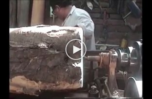 Интересное видео работы с большим бревном на токарном станке