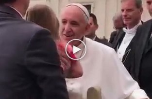 Маленькая девочка стащила с головы Папы Римского пилеолус пока тот целовал и благословлял ее